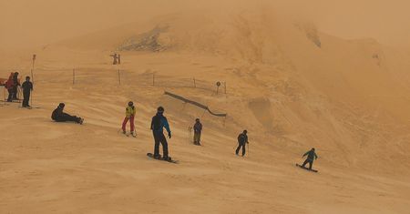 To nie sepia. W Europie naprawdę spadł pomarańczowy śnieg