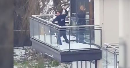 Przyjechali na interwencję. Potem obrzucili podejrzanych śnieżkami