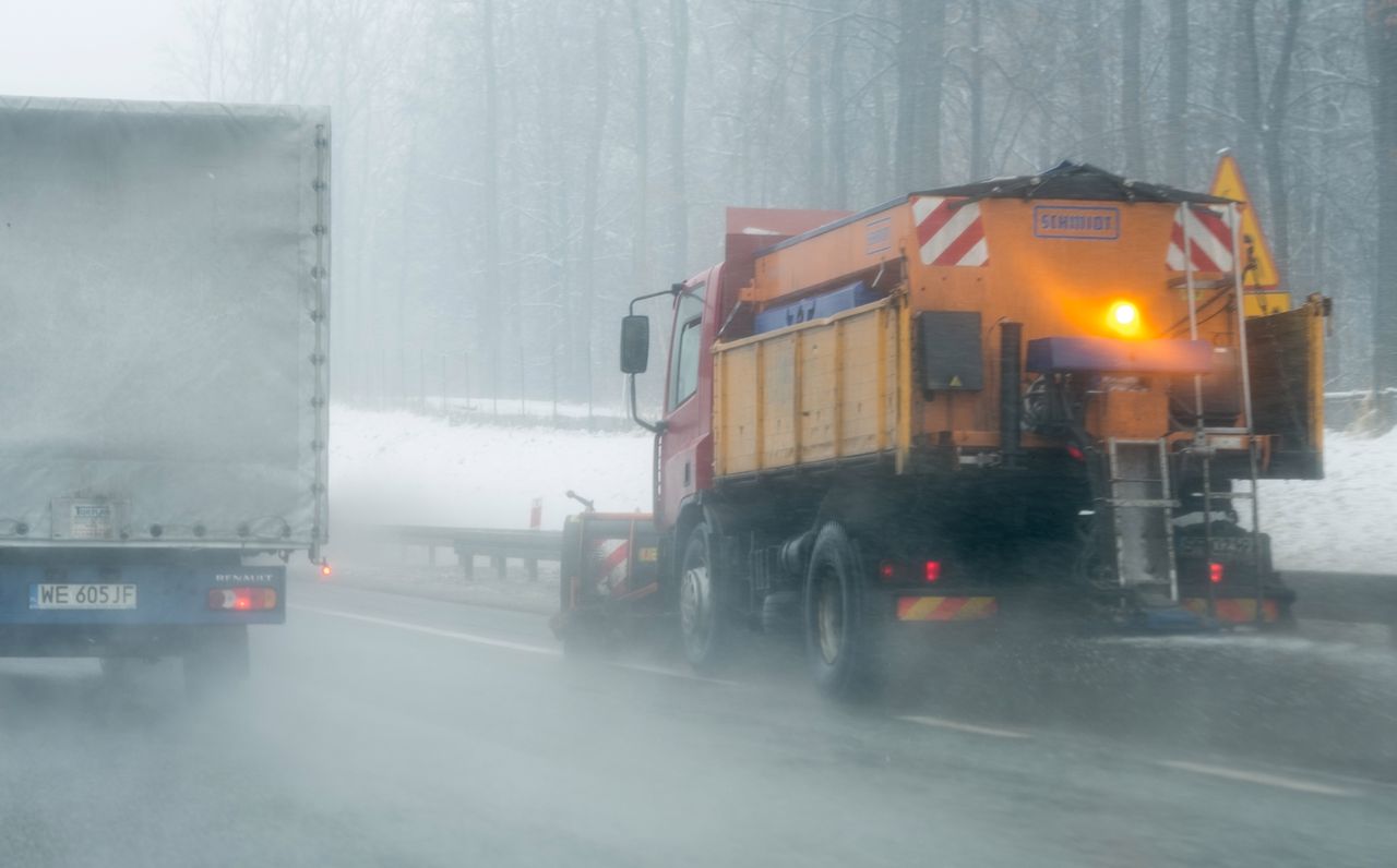 Intensywne opady śniegu. 136 tysięcy odbiorców bez prądu