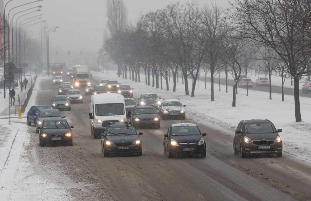 Zimowe pułapki czyhają na kierowców. Zobacz, za co możesz dostać mandat