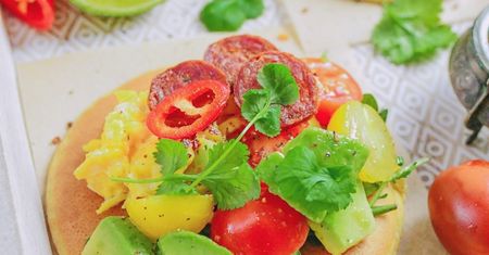 Mini naleśniki z jajecznicą i chorizo. Wyśmienity poranek