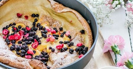 Pieczony naleśnik "baby dutch" z jagodami i lemon curd