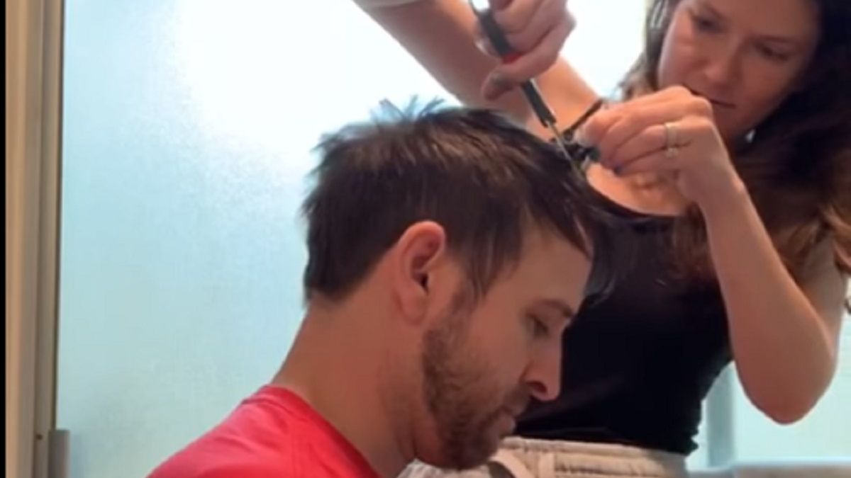 Dziewczyna zdecydowała się obciąć włosy swojemu chłopakowi. Nie wszystko jednak poszło po ich myśli.