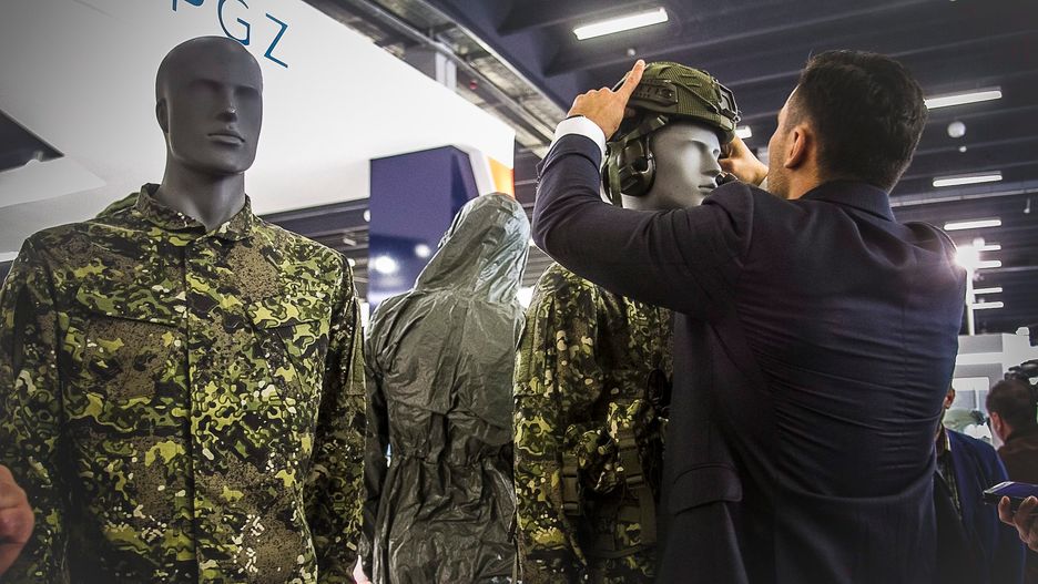 Syn wiceministra finansów Mariana Banasia robi karierę w zbrojeniówce. Szyje mundury