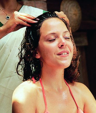 Masaż głowy podczas mycia włosów 