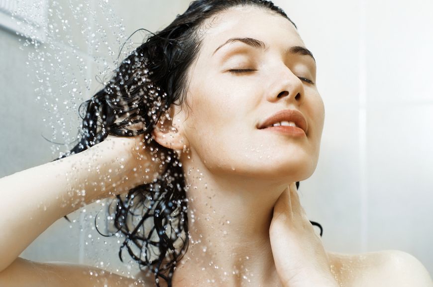Myj włosy przy użyciu letniej wody