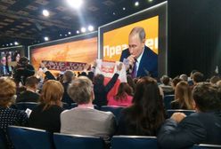 Biało-czerwona flaga w tłumie dziennikarzy. Polacy chcą zwrócić uwagę Putina