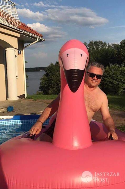Robert Sowa zaszalał na dmuchanym różowym flamingu