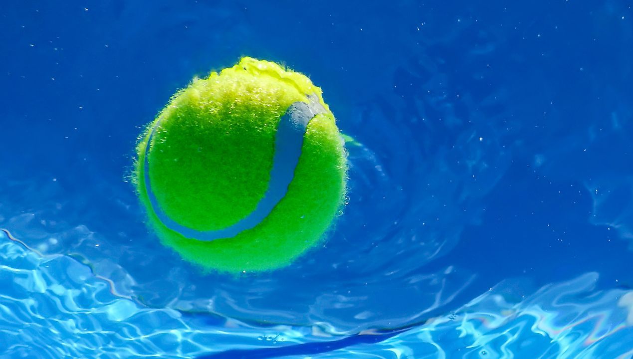 Oto letni trik, jak wyczyścić basen za pomocą piłeczki tenisowej
