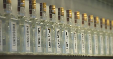 Cała partia wódki Luksusowej wycofana ze sprzedaży. Producent ostrzega przed piciem
