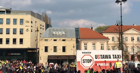 Protest taksówkarzy. Warszawiacy skrzykują się w sieci