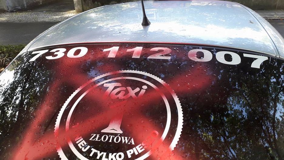 Wpis z "TAXI Złotówa" wywołuje oburzenie internautów. Taksówkarz oskarża konkurencję o zdemolowanie jego samochodu.
