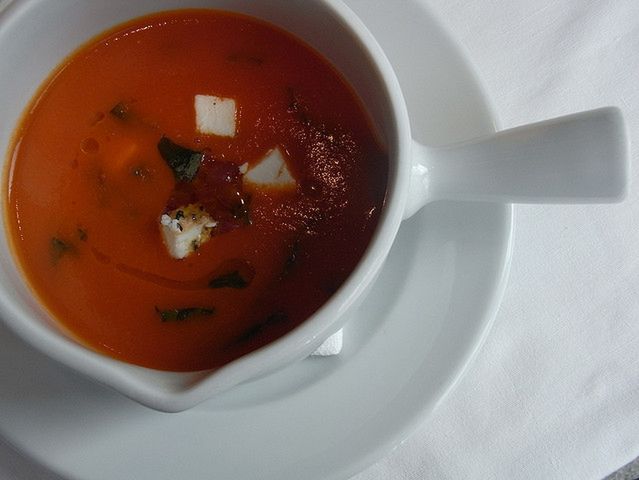 Zupa pomidorowa z puszki i grillowany ser