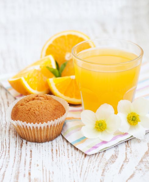 Muffin i sok pomarańczowy