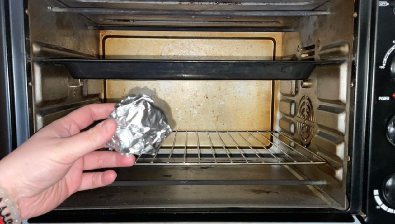 Zgnieć folię aluminiową w kulkę. To rozwiąże Twój problem z piekarnikiem