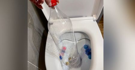 Nie masz przepychacza? Zatkaną toaletę udrożni trik z butelką!