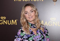 Małgorzata Socha w kwiecistej stylizacji. Podkreśliła ciążowy brzuszek