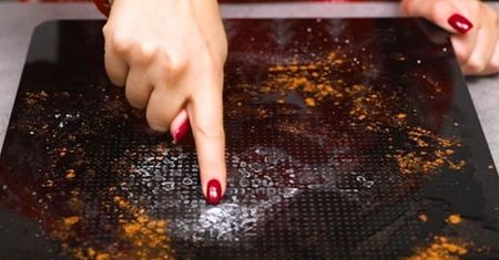 Ten produkt poradzi sobie z zabrudzeniami na płycie indukcyjnej najlepiej!. Bez szkodliwej chemii