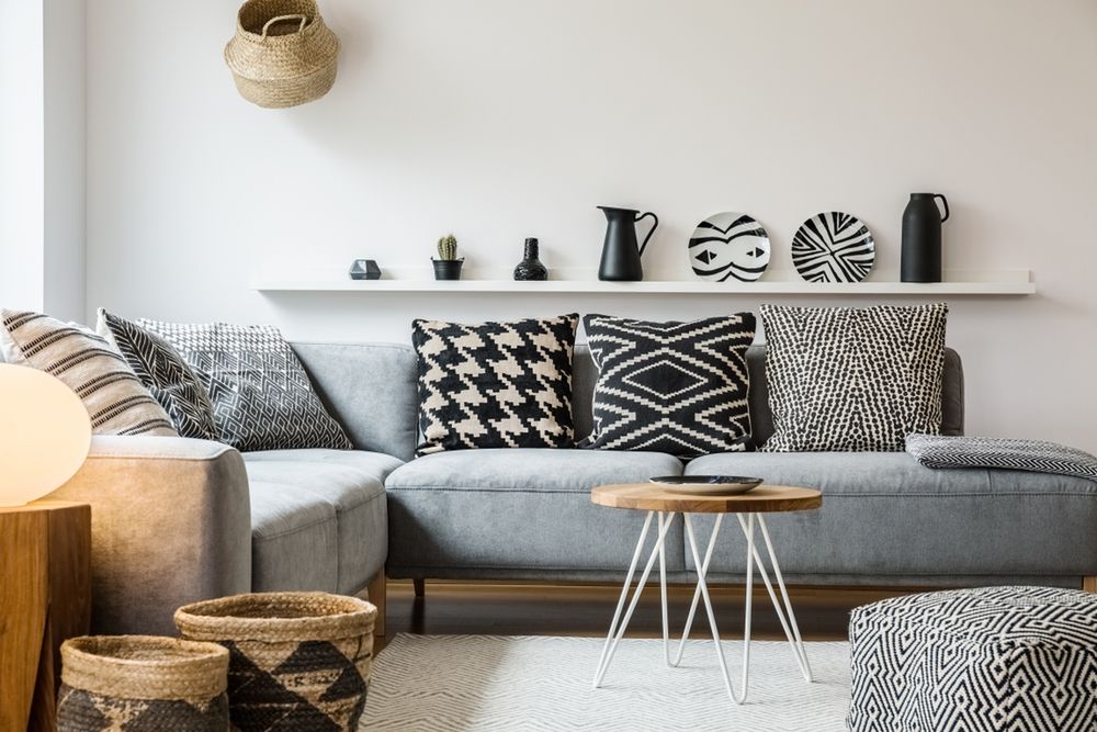 Nawet niepozorna sofa czy narożnik może ciekawie prezentować się w każdym wnętrzu 
