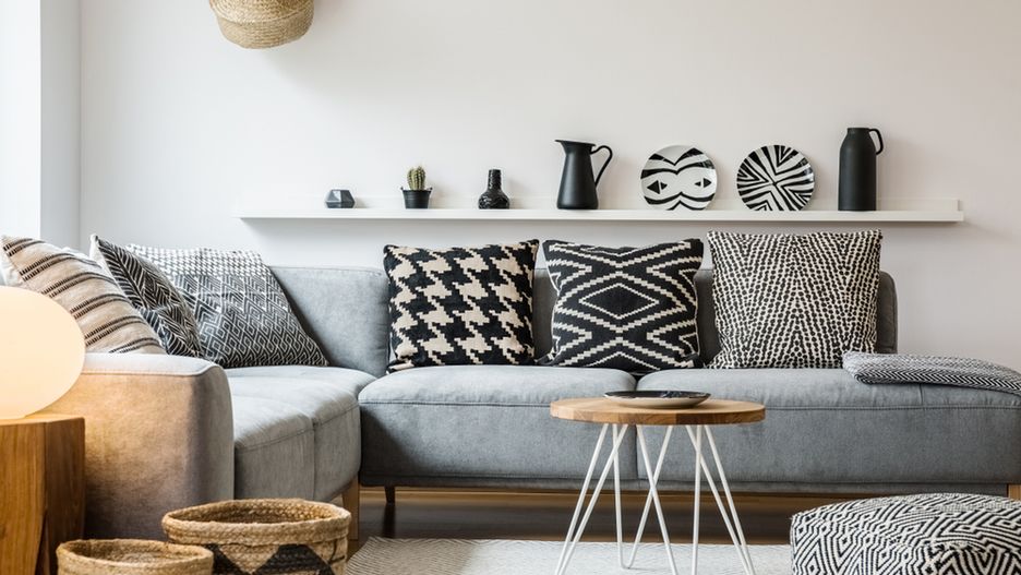 Nawet niepozorna sofa czy narożnik może ciekawie prezentować się w każdym wnętrzu