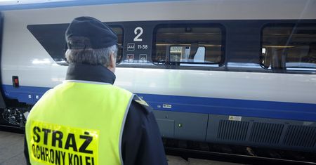 Mężczyzna groził nożem w pociągu. SOK go zatrzymał