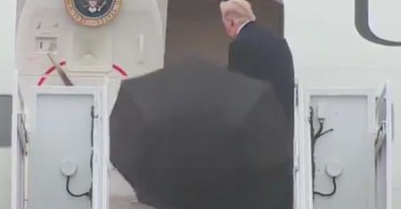 Zmagania Trumpa z obsługą parasola. Prezydent się poddał