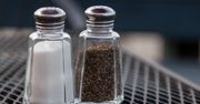 Pozwalasz dziecku bawić się w restauracji solniczką? To ogromny błąd