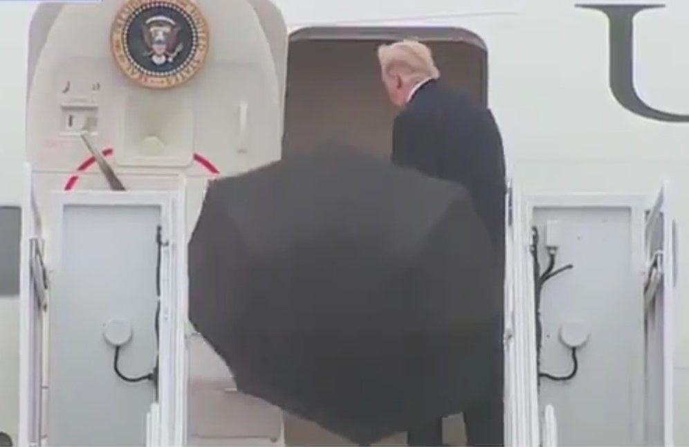 Zmagania Trumpa z obsługą parasola. Prezydent się poddał