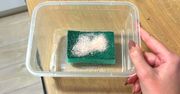 Sypię sól na gąbkę do mycia naczyń. To najlepszy kuchenny nawyk, który powinieneś skopiować