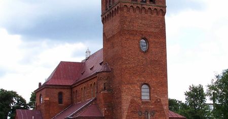 Ksiądz powiesił na kościele ogromny różaniec. Dostał za to dużą karę
