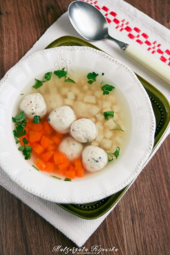 Pulpety z piersi kurczaka, z nutą szałwii i cytryny, w rosole