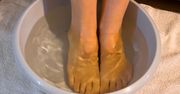 Wsyp garść do miski i włóż nogi. Tę metodę stosowała moja babcia od lat