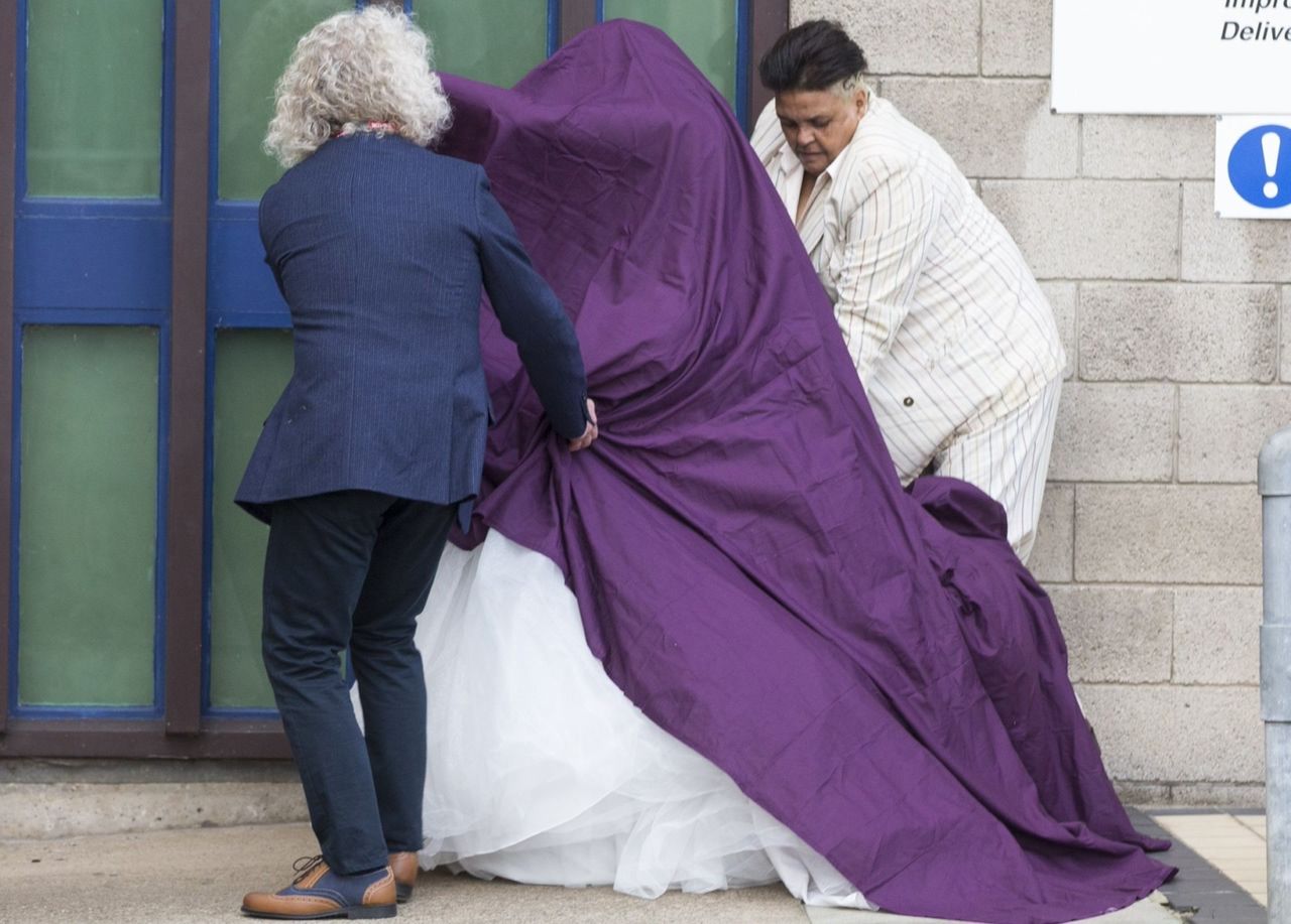 Z miłości do psychopaty są w stanie zrobić wiele. Ślub w więzieniu, intymne spotkania, całowanie przez kraty