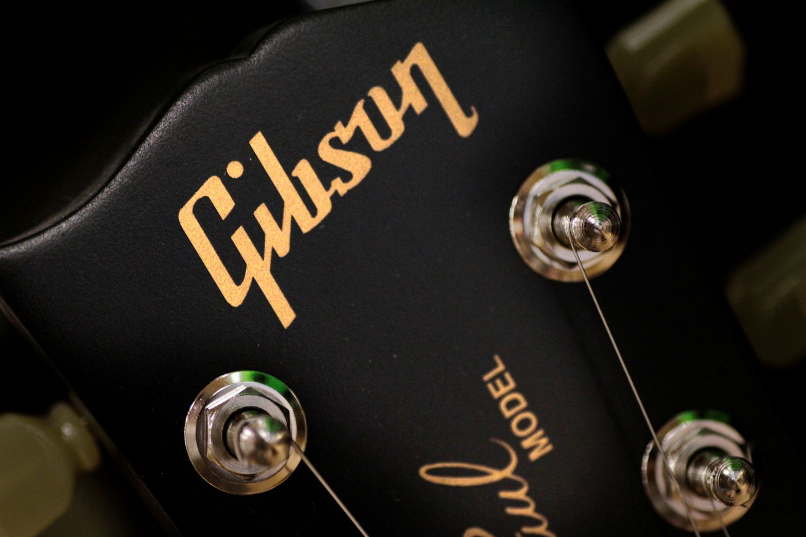 Gibson zwija interes z powodu długów