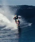 Robbie Maddison surfuje na motocyklu