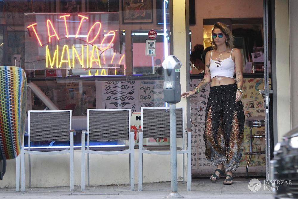Paris Jackson wychodzi ze studia tatuaży