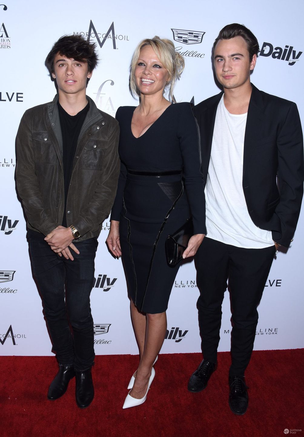 Pamela Anderson z synami Brandonem Lee i Dylanem Lee, nagrody The Daily Front Row (fot. ONS)