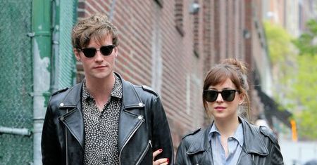 LOOK OF THE DAY: Dakota Johnson w skórzanej kurtce i prostych dżinsach
