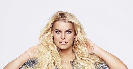 Jessica Simpson eksponuje biust w sportowych stylizacjach