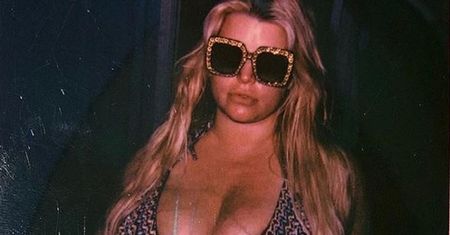 Ciężarna Jessica Simpson pozuje w bikini. Pokazała ogromny brzuch