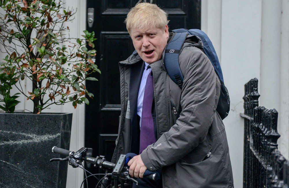 Theresa May zbierała haki na Borisa Johnsona. Wojna domowa brytyjskich konserwatystów