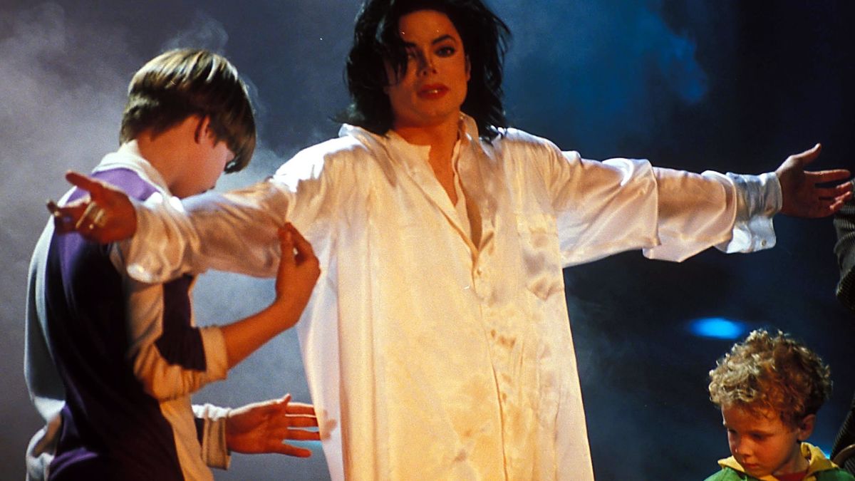 Michael Jackson na scenie w otoczeniu dzieci