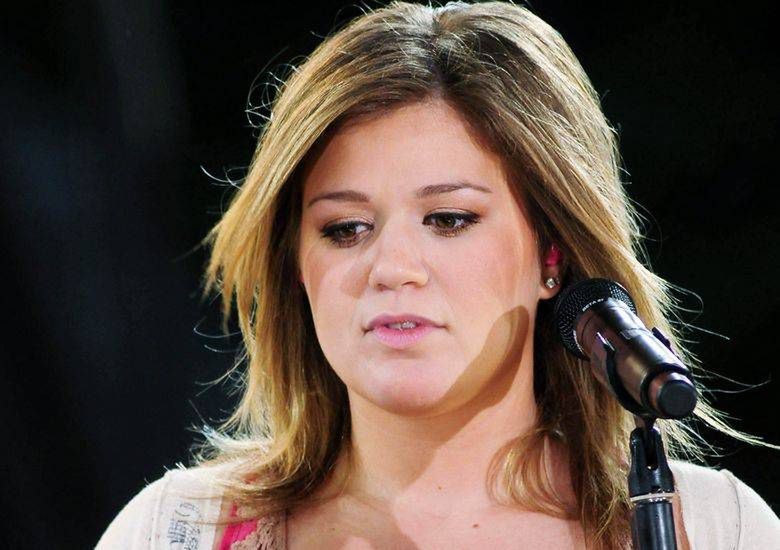 Kelly Clarkson bardzo przytyła po ciąży. Nie zrzuca kilogramów, bo... [wideo]