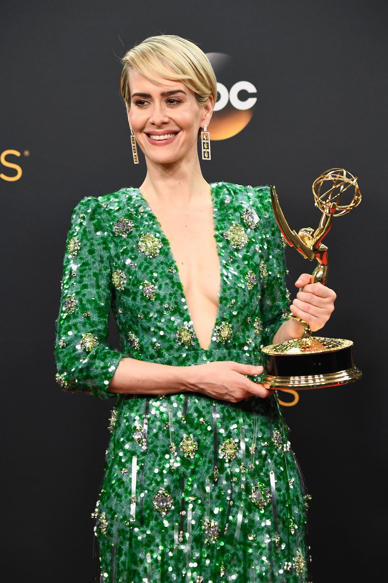 LOOK OF THE DAY: Sarah Paulson w szmaragdach Prady