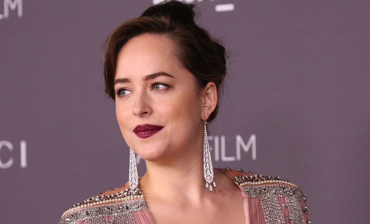 LOOK OF THE DAY: Dakota Johnson w księżycowej sukience Gucci