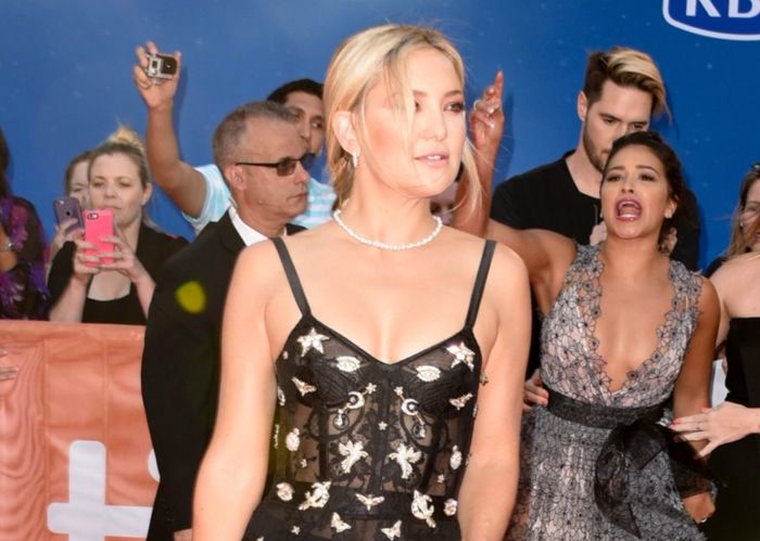 Kate Hudson kusi w prześwitach na czerwonym dywanie