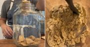 Wrzuciła do słoika zbrylony cukier i kawałek chleba. Nie uwierzysz, co się stało po 24 godzinach