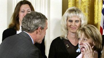 Bush wita matkę zamordowanej