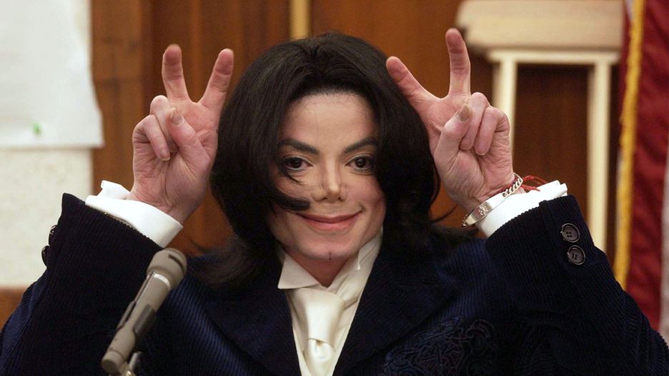 Michael Jackson podczas procesu, który wytoczył mu jego wieloletni promotor. Santa Maria w Kalifornii, grudzień 2002 roku.