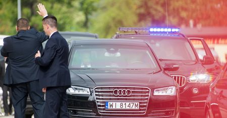Kolumna pędzi środkiem trasy i spycha inne auta. Nagranie trafiło do sieci